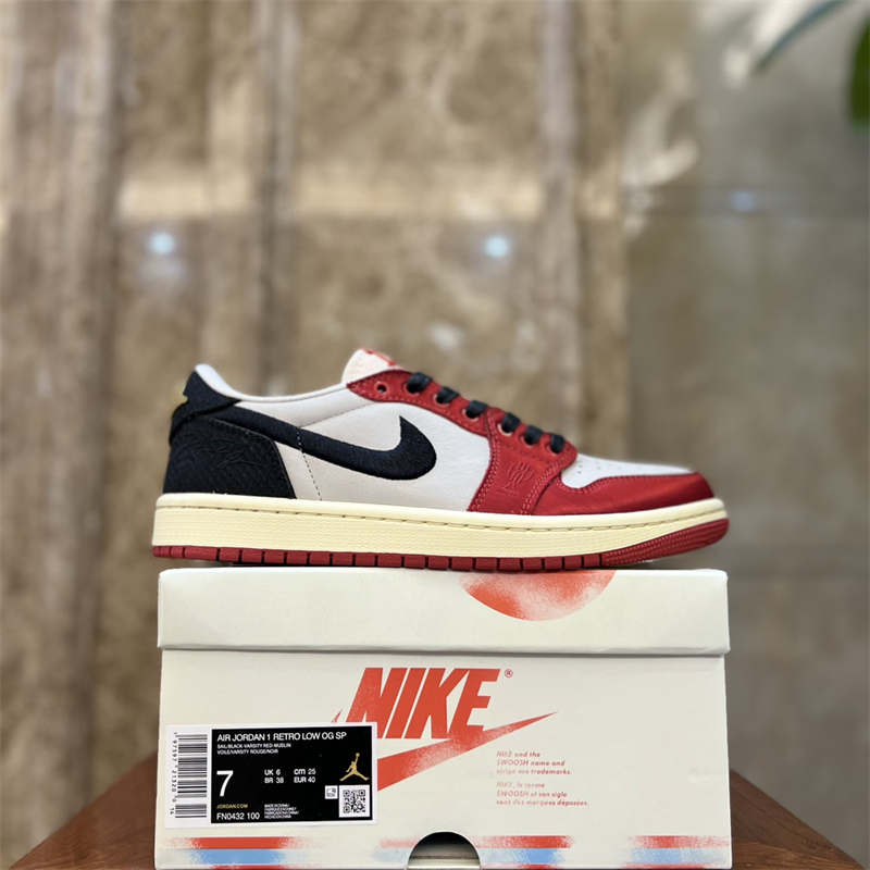 耐克Trophy Room x Air Jordan 1 Low OG Away 乔丹1代低帮联名黑红公牛丝绸板鞋  男女款